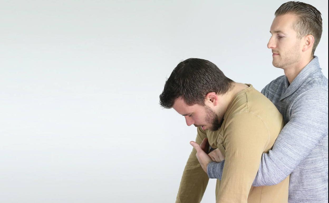 Maniobra de Heimlich. 