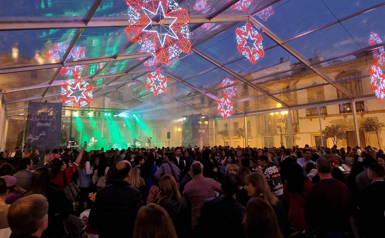 La plaza de España repleta de gente durante la celebración de la 'tardebuena'. 