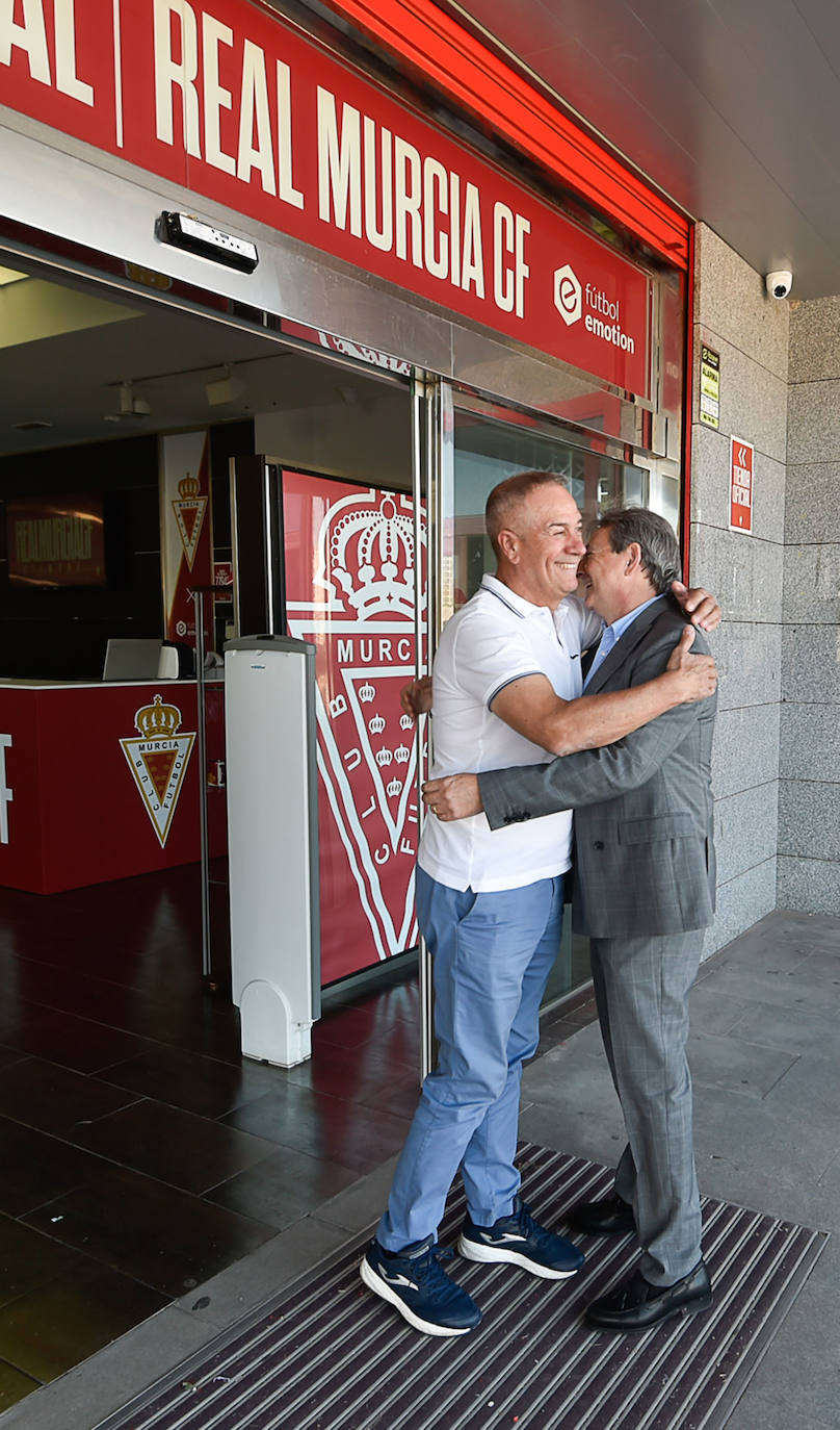 Primer contacto directo de Felipe Moreno, empresario cordobés expropietario del Leganés, y el Real Murcia, equipo que aspira a gestionar junto con Agustín Ramos, actual presidente. Moreno conoce el estadio y las instalaciones del equipo, se reúne con Ramos y se muestra «ilusionado» por formar parte de la dirección del club. La buena relación se rompería dos meses después. | Javier Carrión / AGM