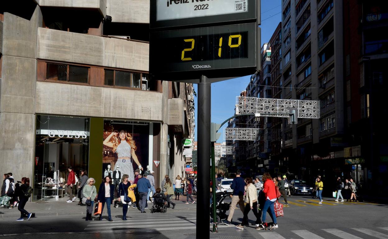 Un termómetro marca 21 grados, ayer en Murcia. 