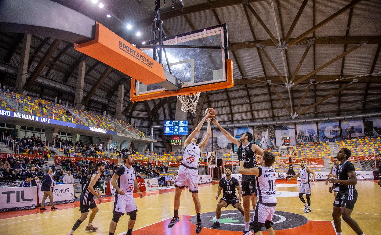 Mendiola pelea por un balón en la zona. 