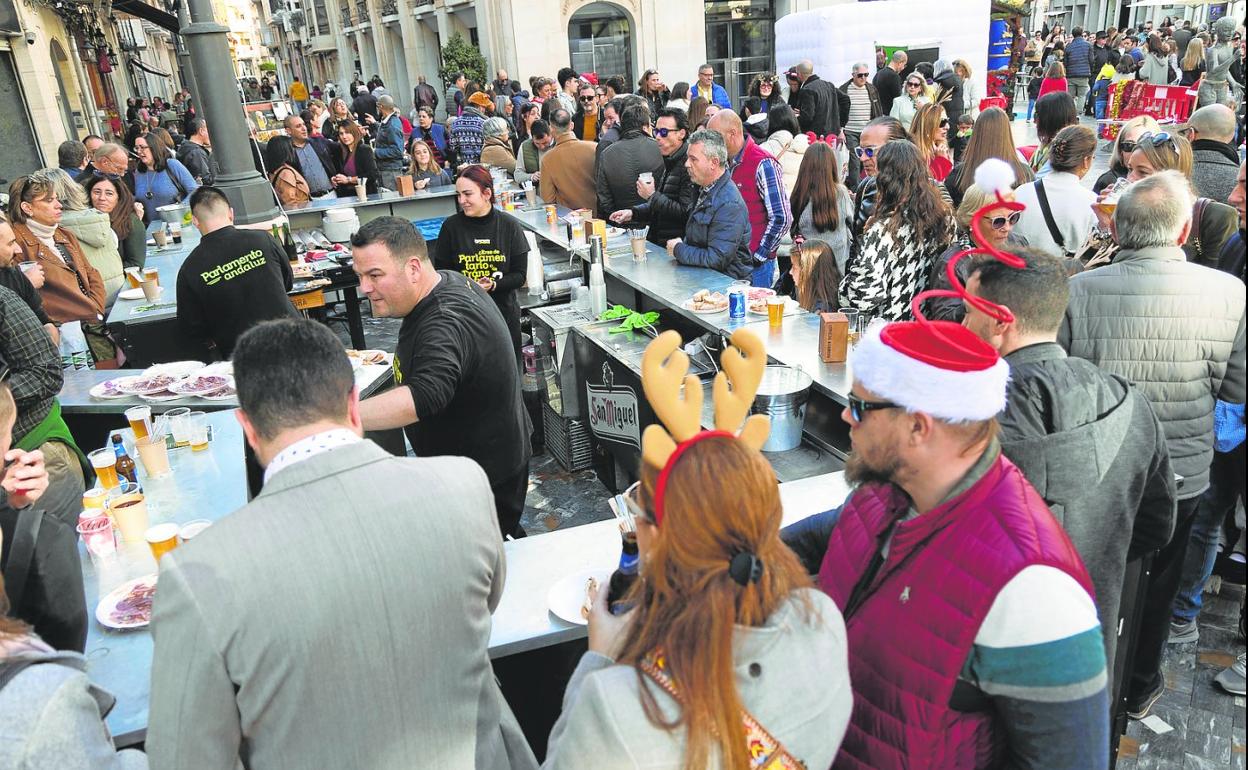 La barra de un bar de la Plaza del Icue repleta de clientes, en la tarde previa a la pasada Nochebuena. 