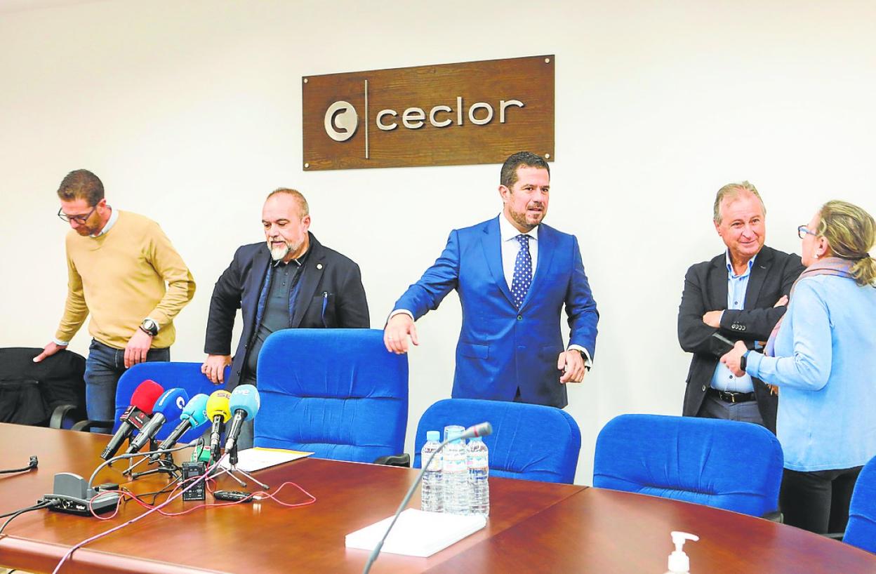 Jódar (c) junto a representantes de Ceclor en su comparecencia en la sede de la patronal. 