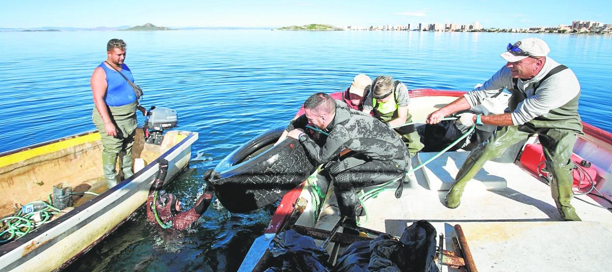 La Fundación Estrella de Levante ha realizado la retirada de más de 20 toneladas de basura de los fondos del Mar Menor este año. 