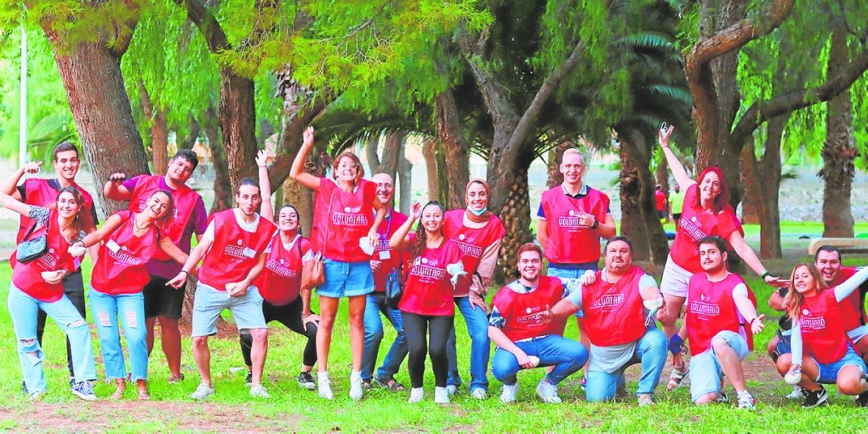 Arriba, imágenes con algunosde los programas que FADE desarrolla en la Región. A la derecha, voluntarios de la fundación. 