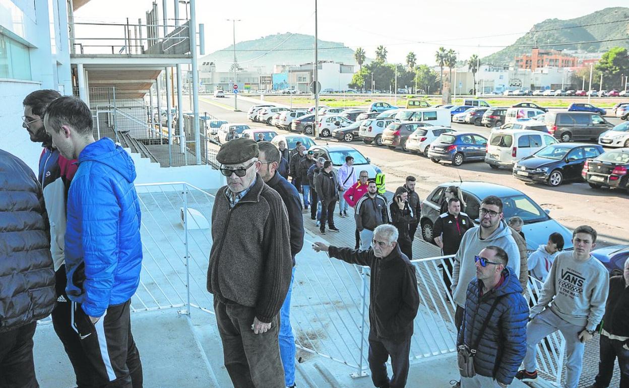 Aficionados, a las puertas de las oficinas del Cartagonova para adquirir entradas para el Cartagena - Villarreal