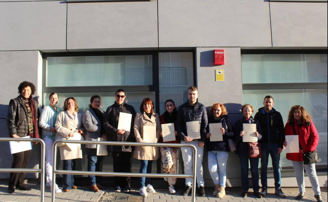 Los alumnos del curso 'Atención sociosanitaria a personas dependientes en instituciones sociales' reciben sus diplomas.