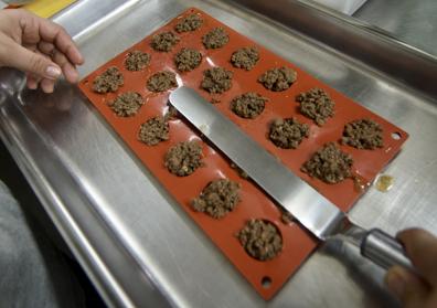 Imagen secundaria 1 - El relleno de las gyozas de cordero contiene uno de los sabores más celebrados del AlmaMater (izq.). El chef vierte en un recipiente el glaseado que luego aplicará al wonton de caldereta de bogavante (der.).