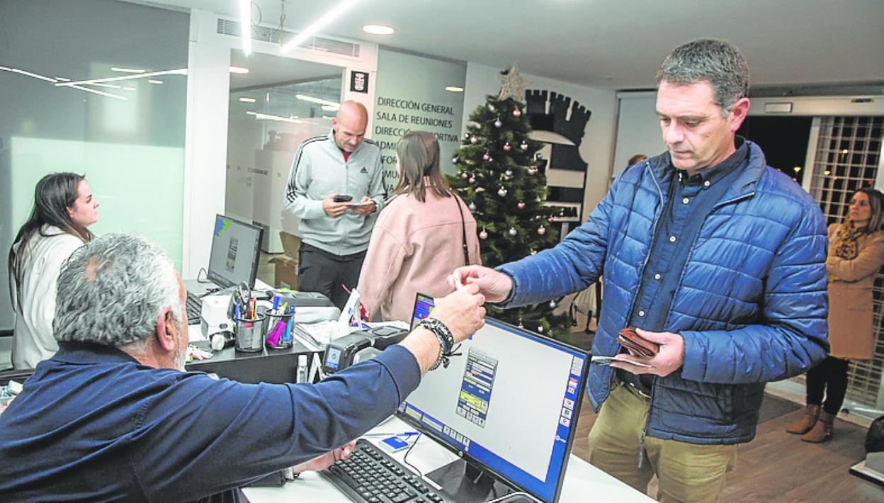 Un aficionado retira su entrada, ayer en el estadio. 