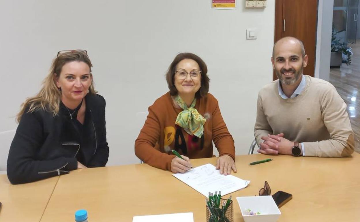 Representantes de la patronal del comercio Coremur, tras la firma del acuerdo con los sindicatos.