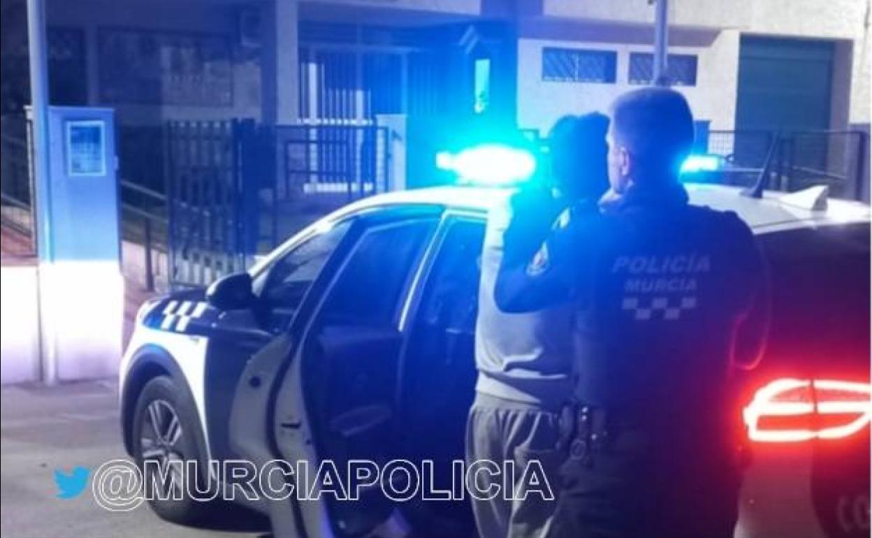 Un agente de la Policía Local de Murcia, junto al detenido.