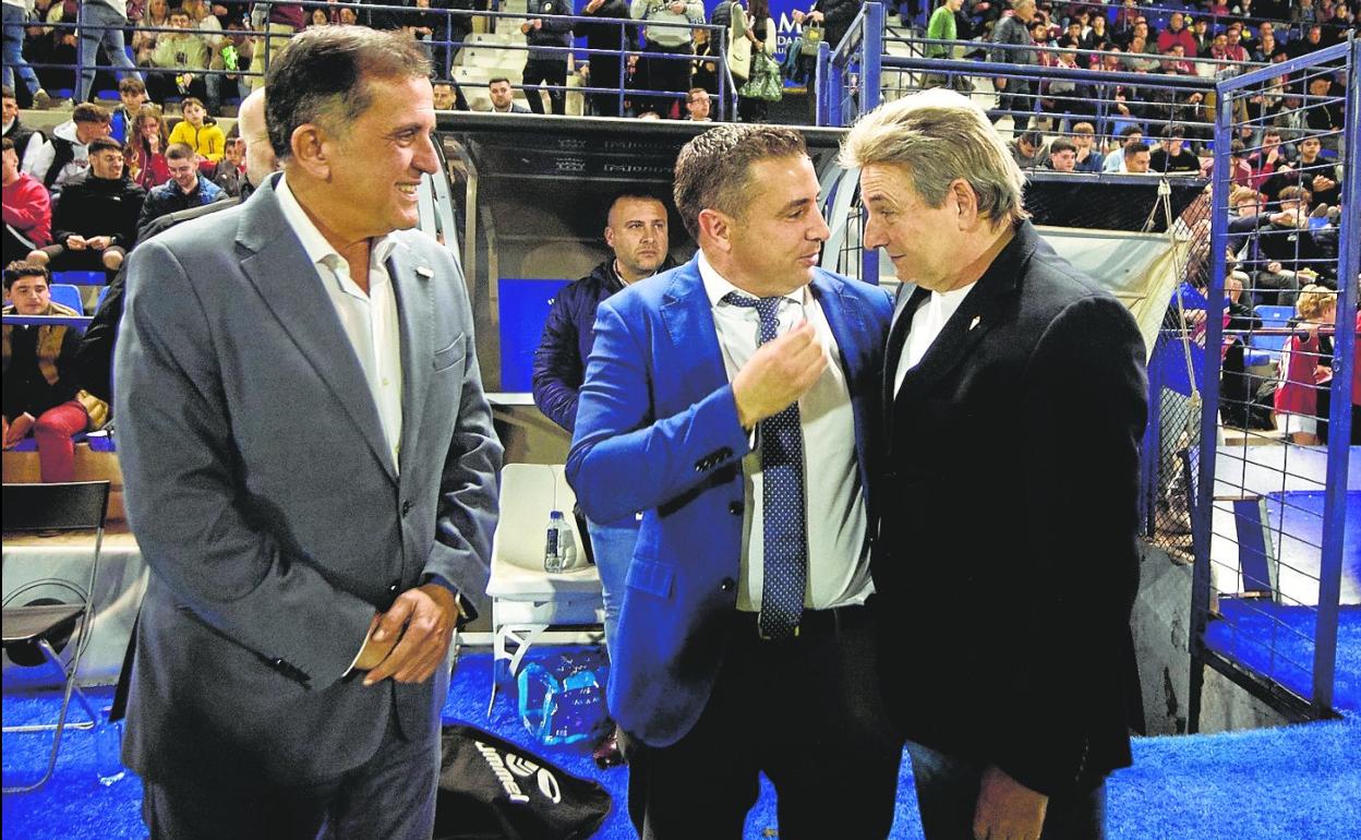 Agustín Ramos conversa con José Luis Mendoza García, en presencia del alcalde José Antonio Serrano, anoche en La Condomina. 