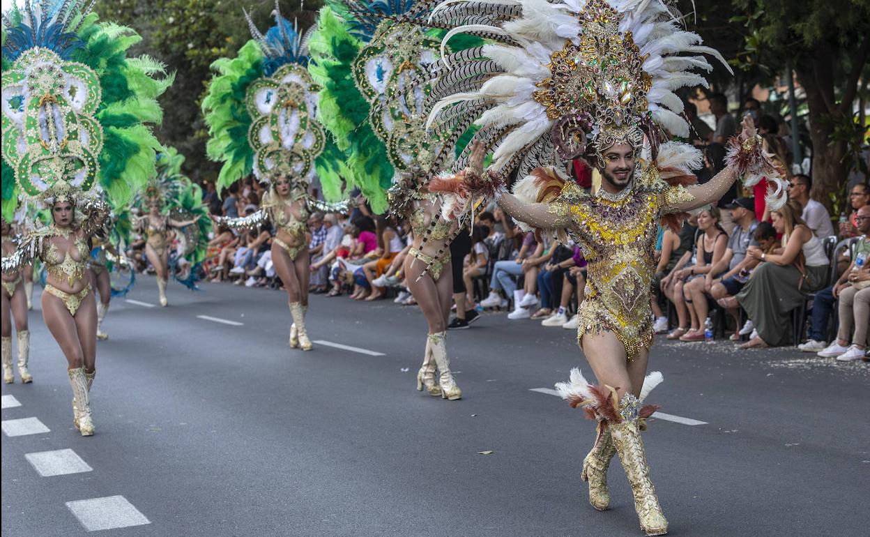 Una comparsa durante un desfile del Carnaval de Cartagena 2022. 