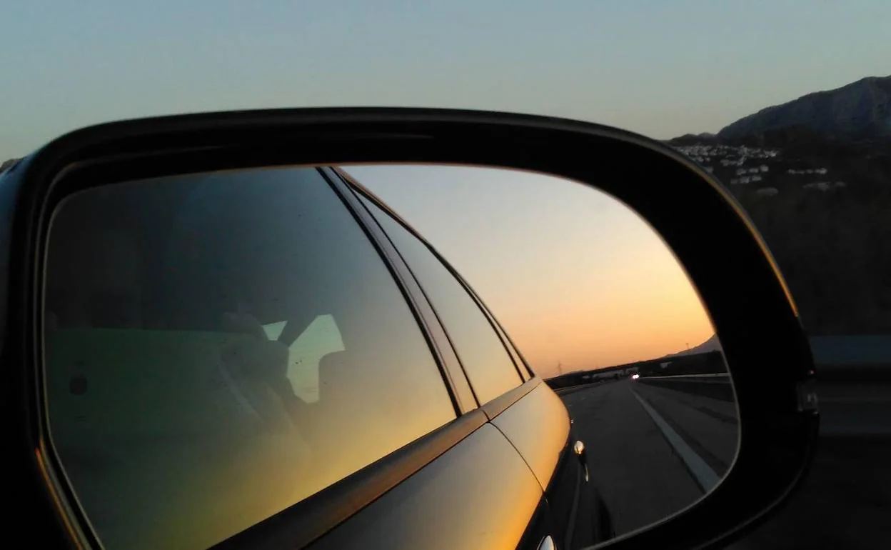 La Guardia Civil explica cómo colocar los espejos retrovisores para  eliminar los puntos ciegos