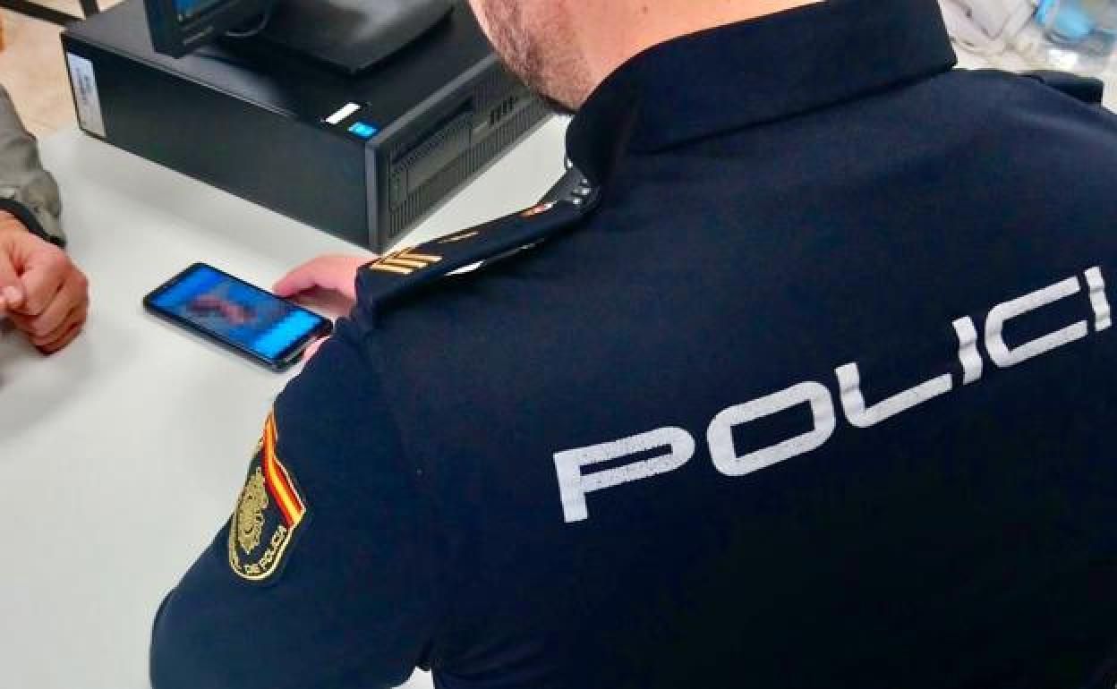 Un policía inspecciona un móvil.