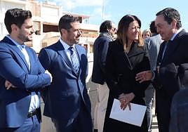 La alcaldesa charla con el presidente de Croem (d), este jueves por la mañana, en Águilas.