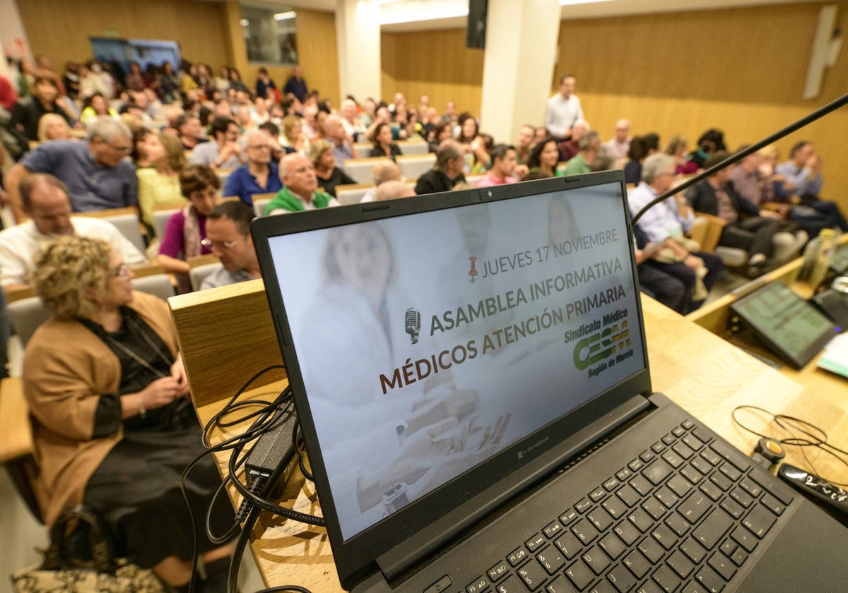 Asamblea de médicos en el Colegio Oficial, el pasado mes de noviembre, para abordar las negociaciones de Cesm con Salud que desembocaron en el acuerdo de presupuestos.