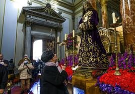 El besapié del Cristo del Rescate se celebró en la iglesia de San Juan Bautista