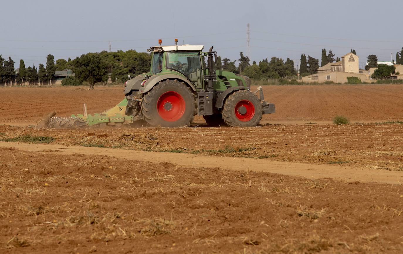 Imagen de archivo de un agricultor en su tractor mientras labra.