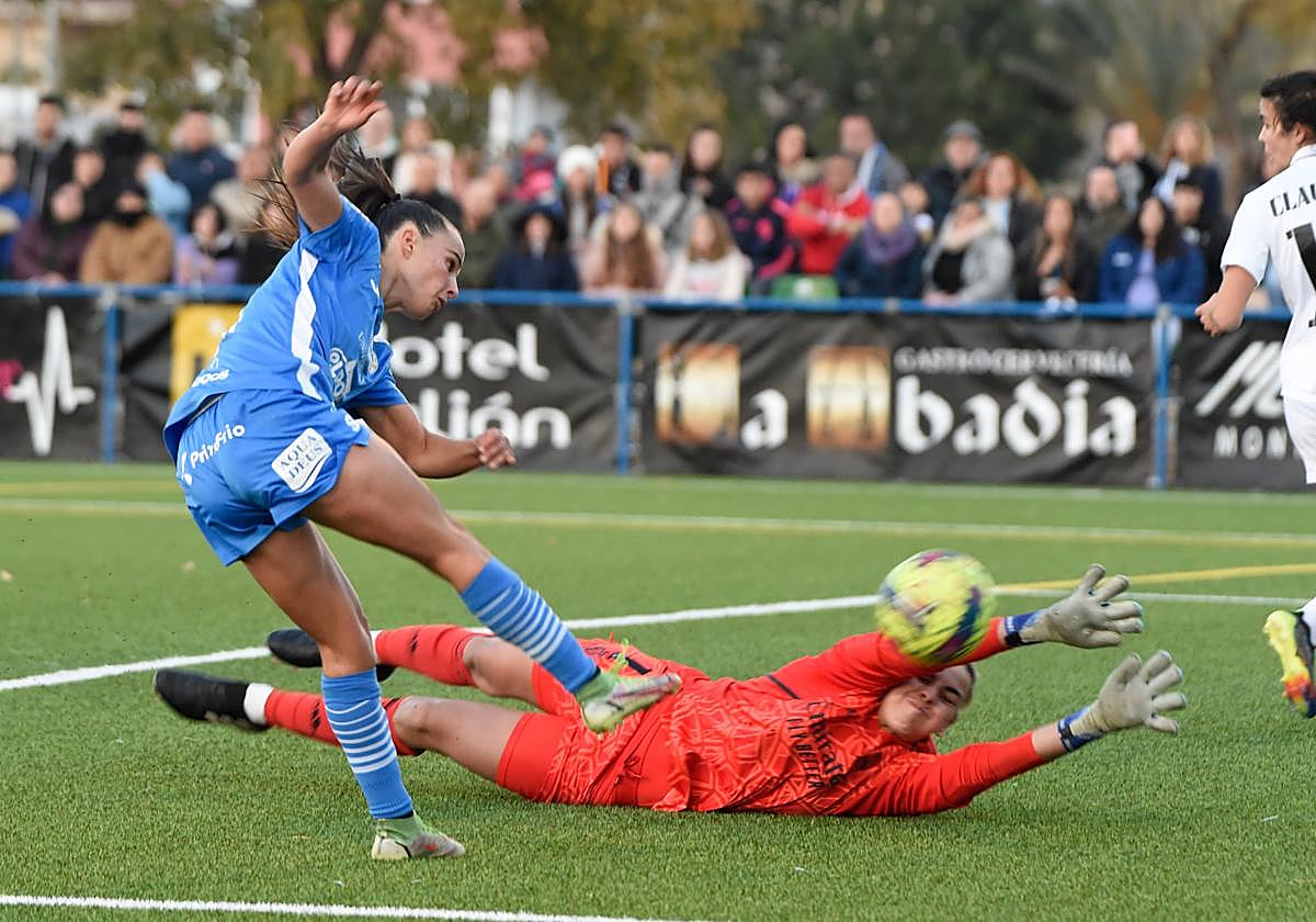 Misa, portera del Real Madrid, se estira para intentar evitar el tanto de Kuki, sin conseguirlo, en el Complejo Guadalentín.