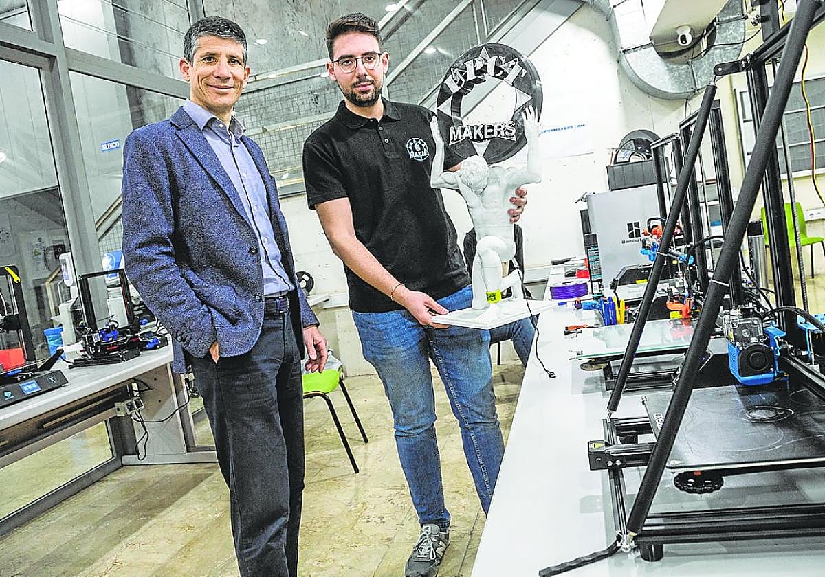Óscar de Francisco Ortiz, profesor responsable en UPCT Makers, y el vicepresidente, Adrián Vidal.