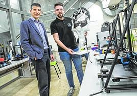 Óscar de Francisco Ortiz, profesor responsable en UPCT Makers, y el vicepresidente, Adrián Vidal.