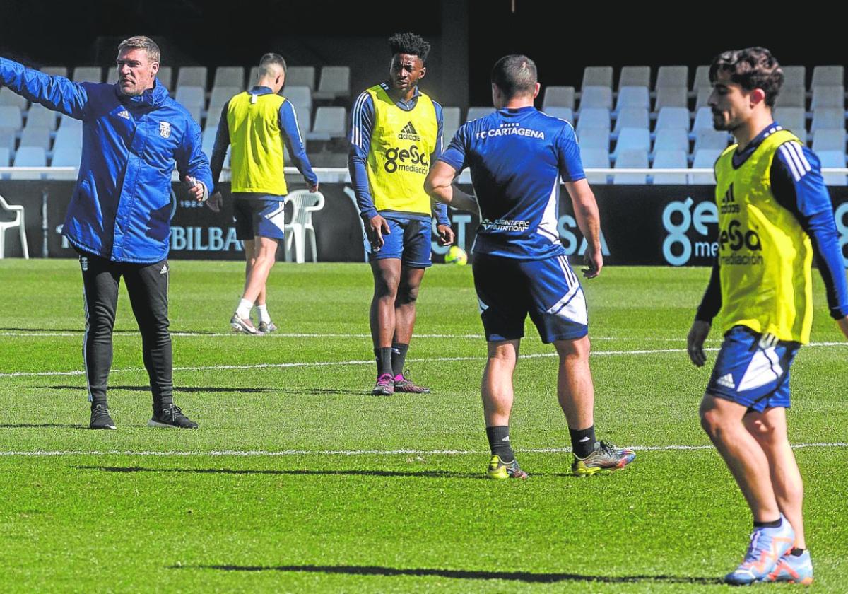 Luis Carrión, entrenador cartagenerista, da instrucciones a los suyos en el entrenamiento que tuvo lugar el pasado jueves en el Estadio Municipal Cartagonova.