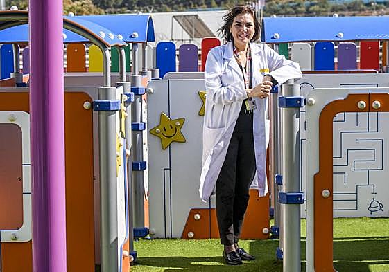 Encarna Guillén, esta semana en la zona de juegos de la terraza del Hospital Materno Infantil de La Arrixaca.