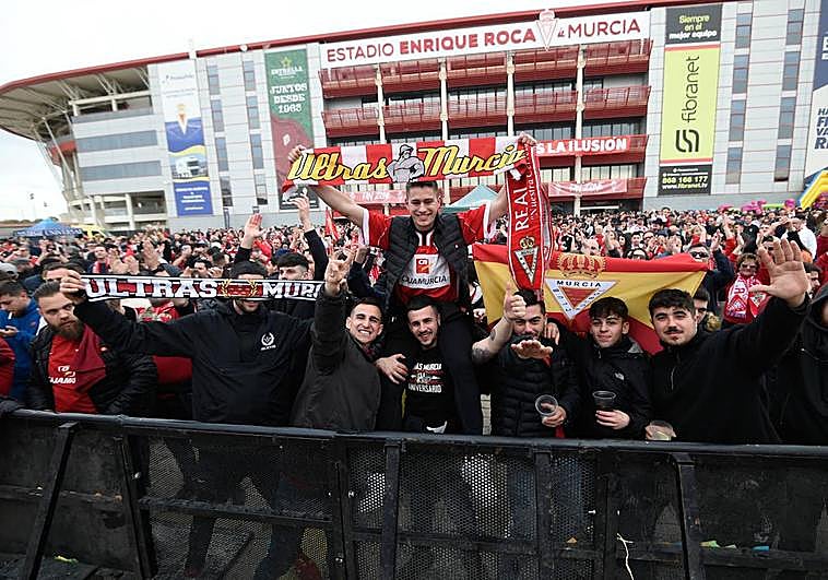 Aficionados granas, en el exterior del estadio, minutos antes del encuentro.