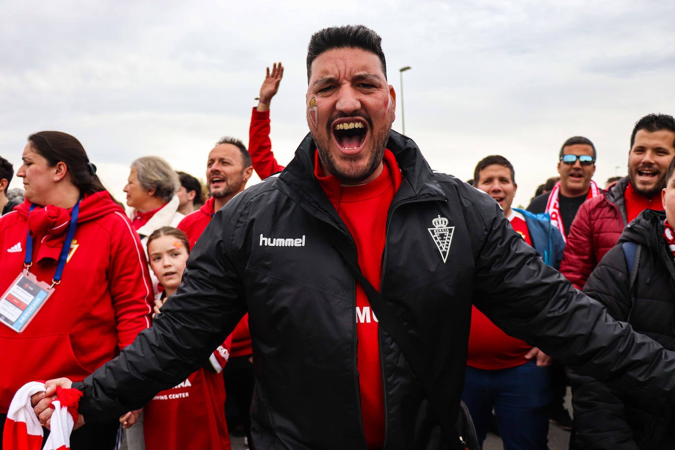 Ambiente de fiesta en el Enrique Roca para apoyar al Murcia ante el Barça B