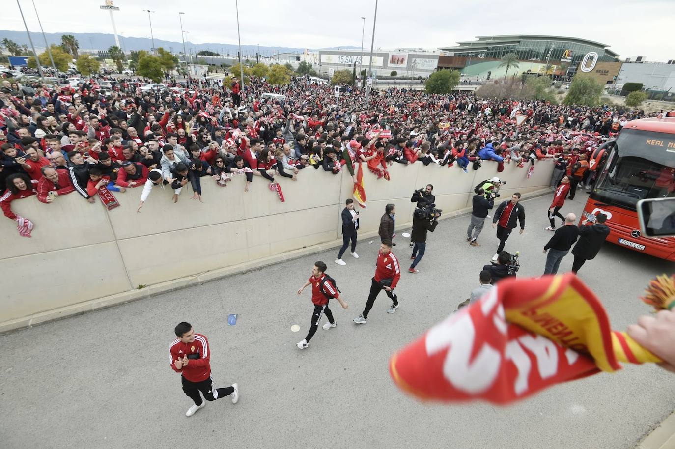 Ambiente de fiesta en el Enrique Roca para apoyar al Murcia ante el Barça B