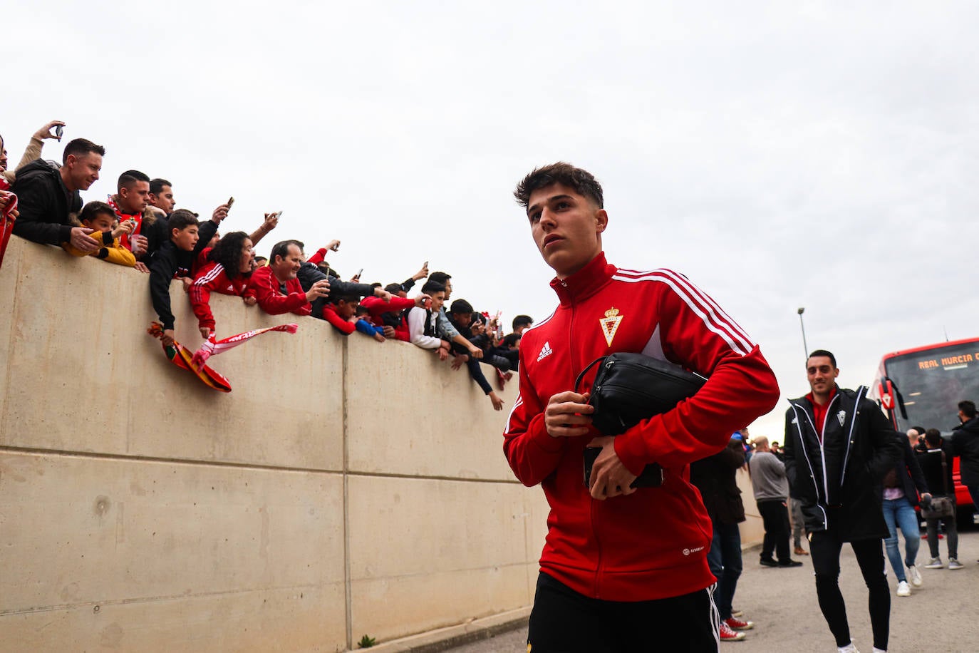 Ambiente de fiesta en el Enrique Roca para apoyar al Murcia ante el Barça B