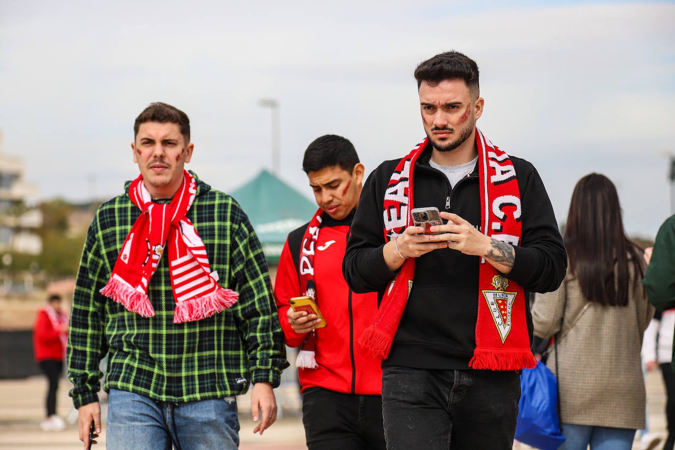 Ambiente de fiesta en el Enrique Roca para apoyar al Murcia ante el Barça B