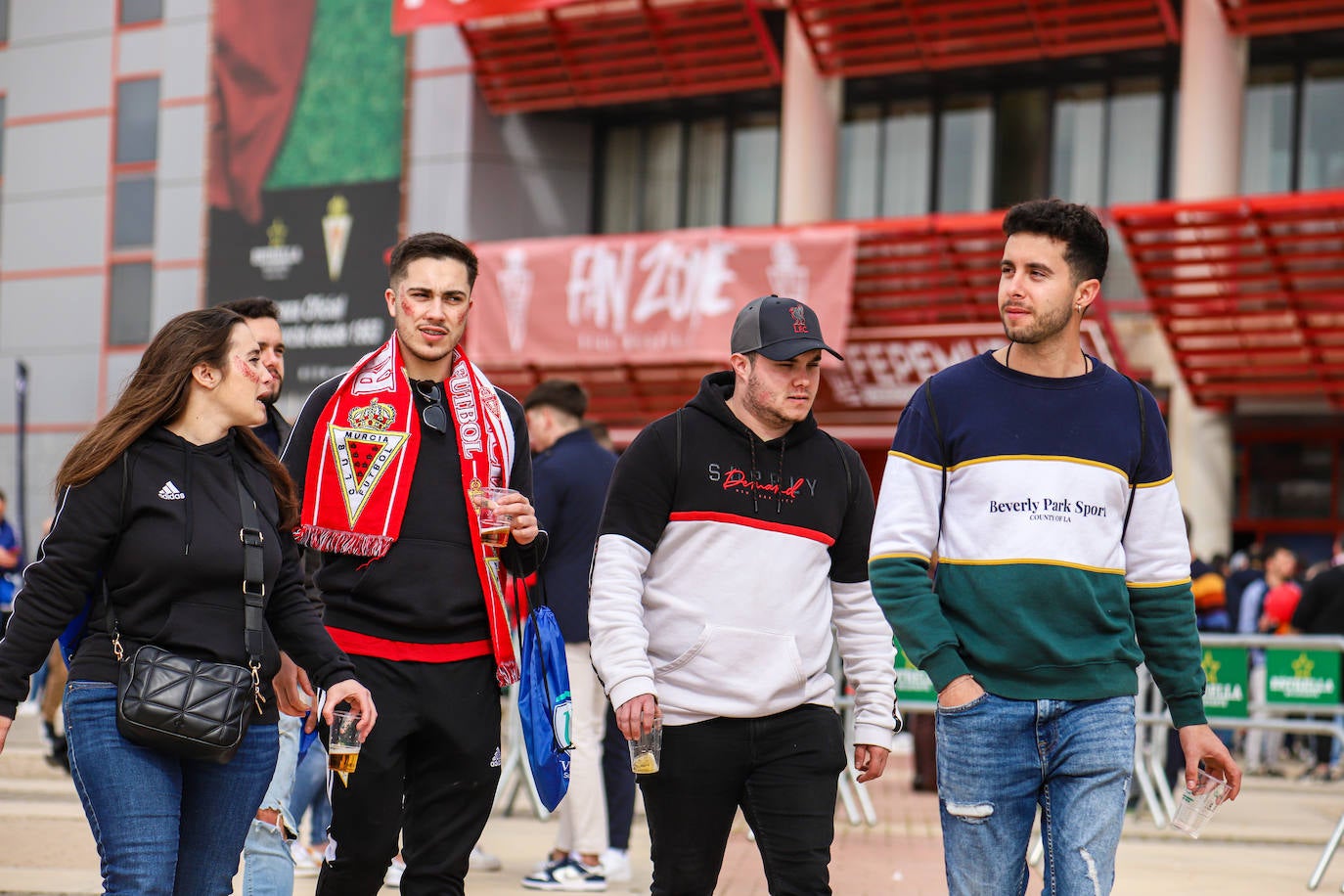 Ambiente de fiesta en el Enrique Roca para apoyar al Murcia ante el Barça B