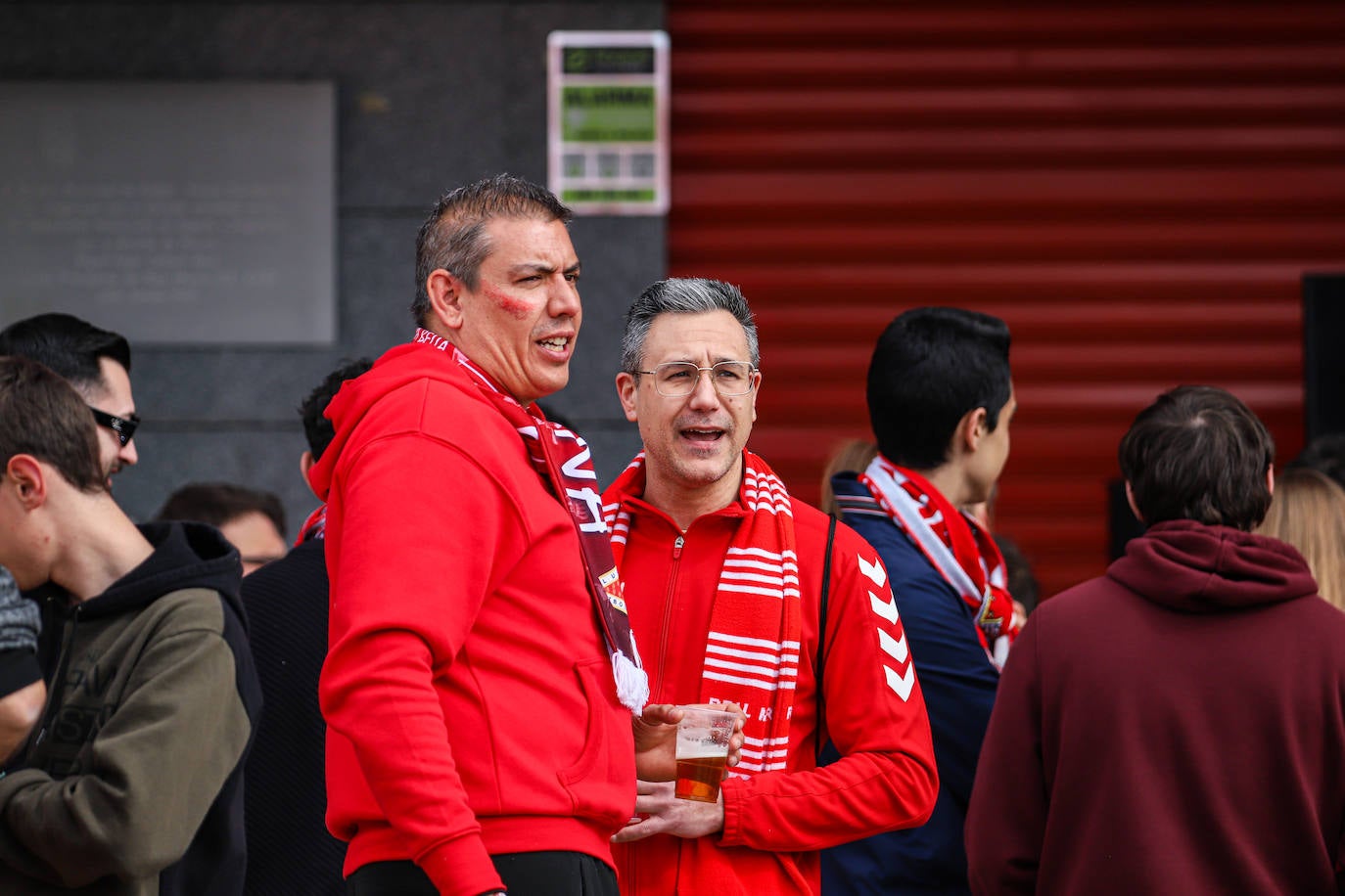 Ambiente de fiesta en el Enrique Roca para apoyar al Murcia ante el Barça B