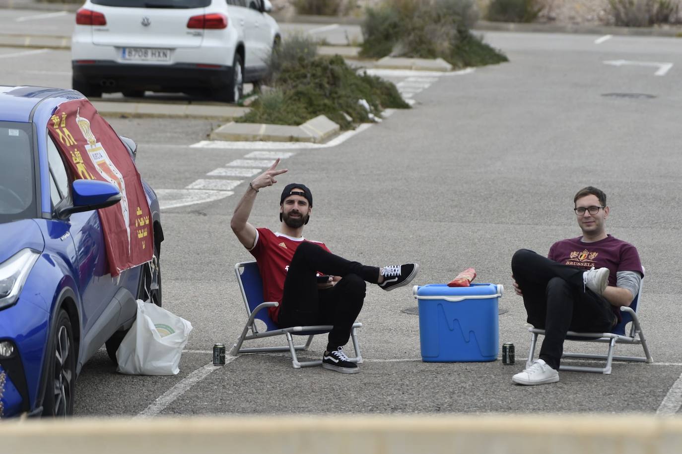 Ambiente de fiesta en el Enrique Roca para apoyar al Murcia ante el Barça B