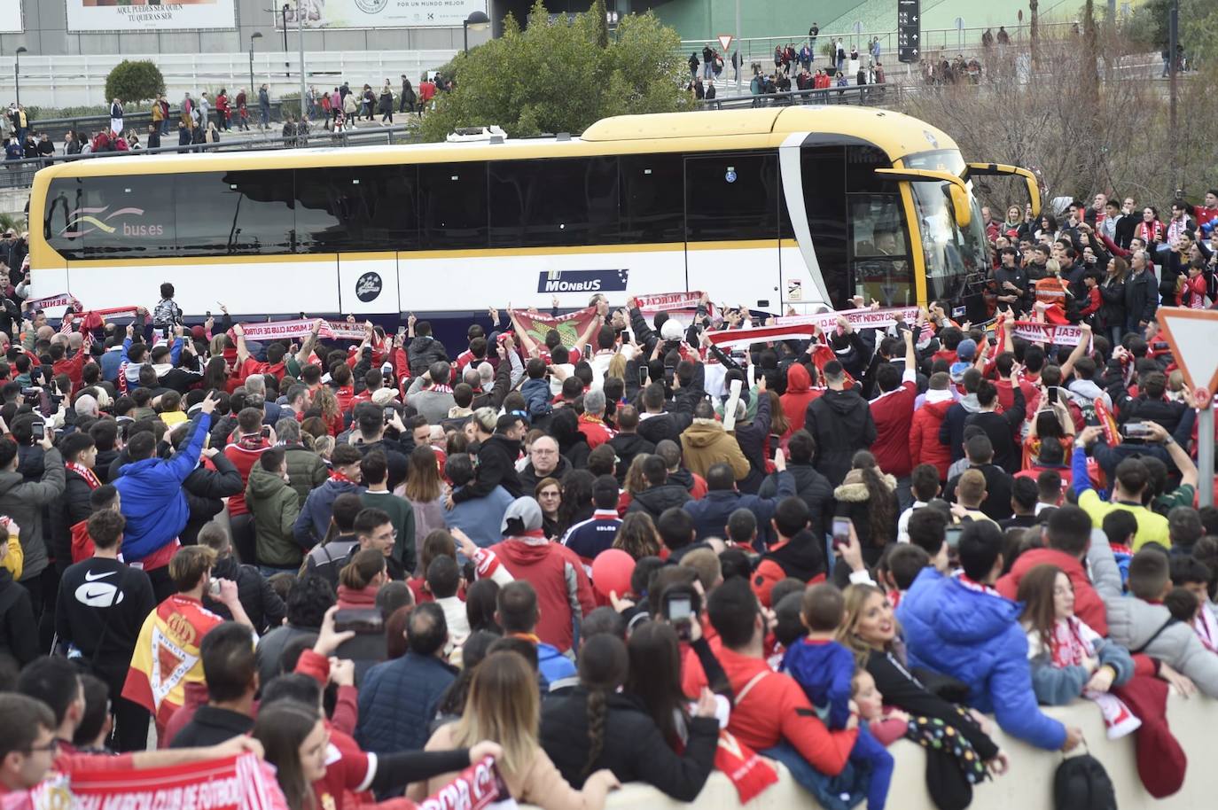 Ambiente de fiesta en el Enrique Roca para apoyar al Murcia ante el Barça B