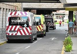 Varias ambulancias de Emergencias.