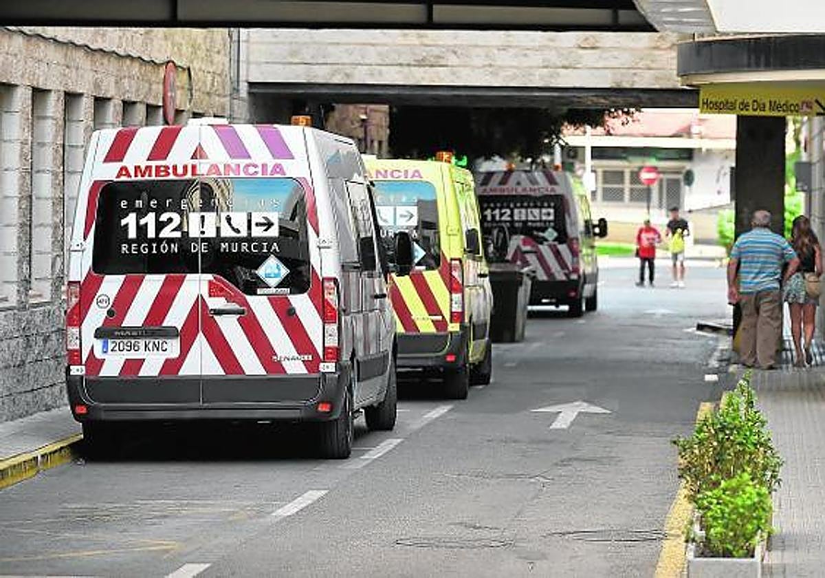 Varias ambulancias de Emergencias.