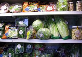 Verduras y hortalizas envasadas en la nevera de un supermercado.