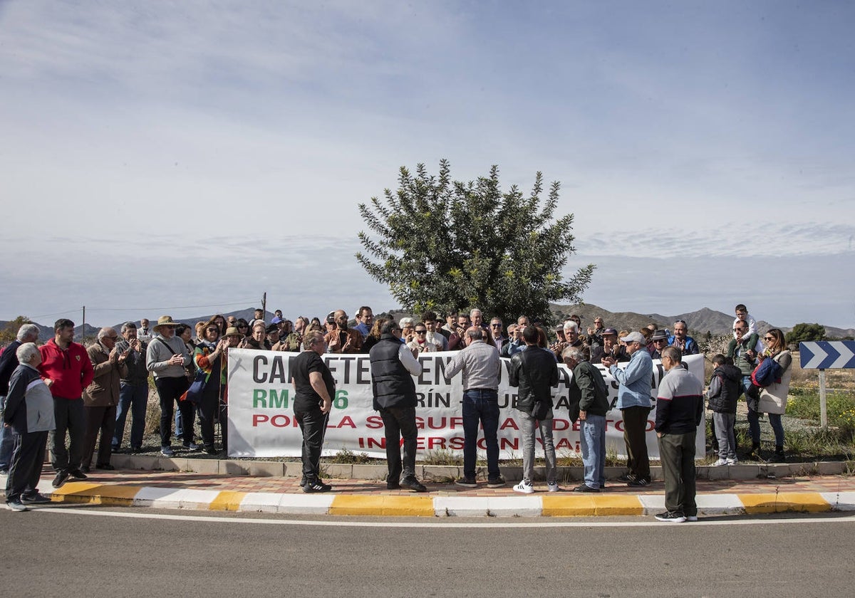 Vecinos concentrados en la diputación de Perín, esta mañana.