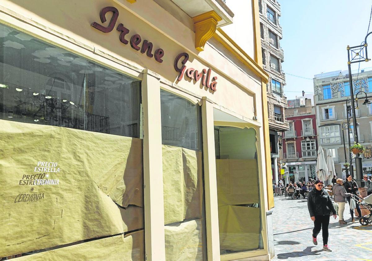 La tiende Irene Gavilá de Cartagena, cerrada hace un mes, está siendo reconvertida en un bar.