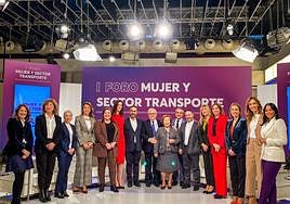 Foto de la familia López-Sánchez y las participantes en el Foro. ANDAMUR