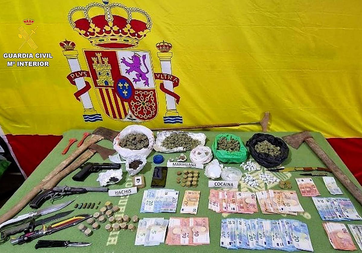 Las sustancias estupefacientes, armas, dinero en efectivo y otros efectos que los agentes hallaron en el interior de las tres viviendas.