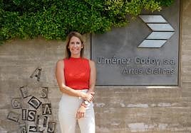 Marién Jiménez Godoy junto a las instalaciones de Jiménez Godoy S.A.. ECV