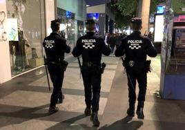 Tres agentes de la Policía Local andando por la Gran Vía de Murcia.