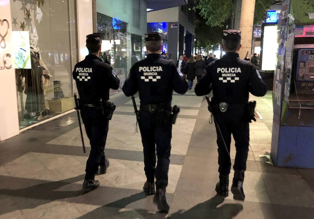 Tres agentes de la Policía Local andando por la Gran Vía de Murcia.