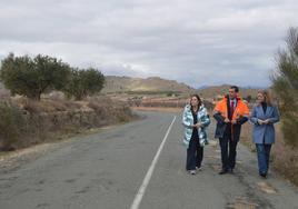 Díez de Revenga, junto a la alcaldesa de Yecla (izq.).