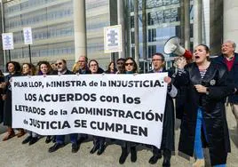 Imagen de la huelga de letrados de Justicia en la puerta del la Ciudad de la Justicia de Murcia.