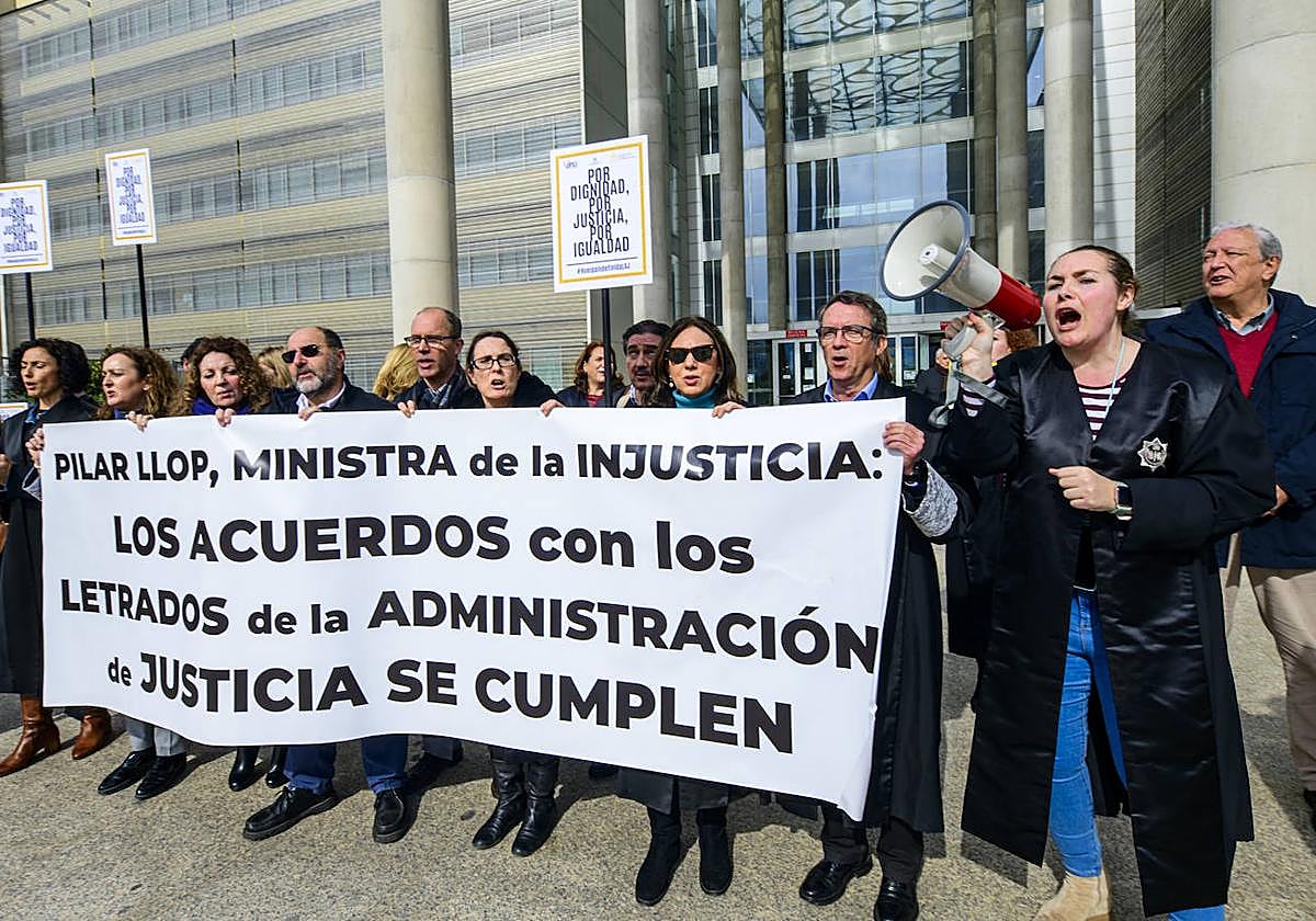 Imagen de la huelga de letrados de Justicia en la puerta del la Ciudad de la Justicia de Murcia.